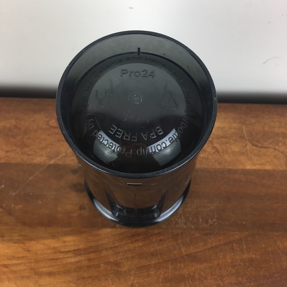 Blender Bottle Classic V2 Shaker Bottle - Black 18 Oz Grey Top - Picture 5 of 7